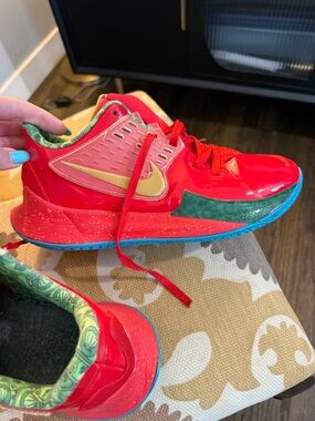 Nike Kids SpongeBob Square Pants x Kyrie 2 Low  Mr. Krabs